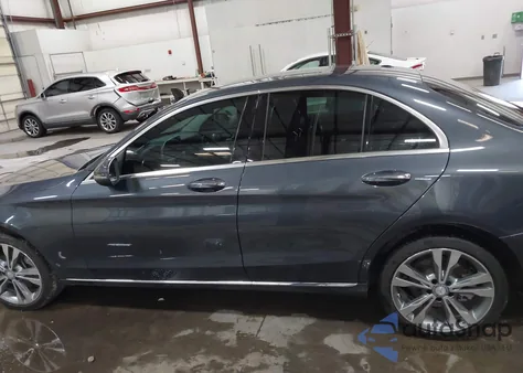 2016 Mercedes-Benz C 300 4Matic z USA, uszkodzony, nr VIN 55SWF4KB5GU166815